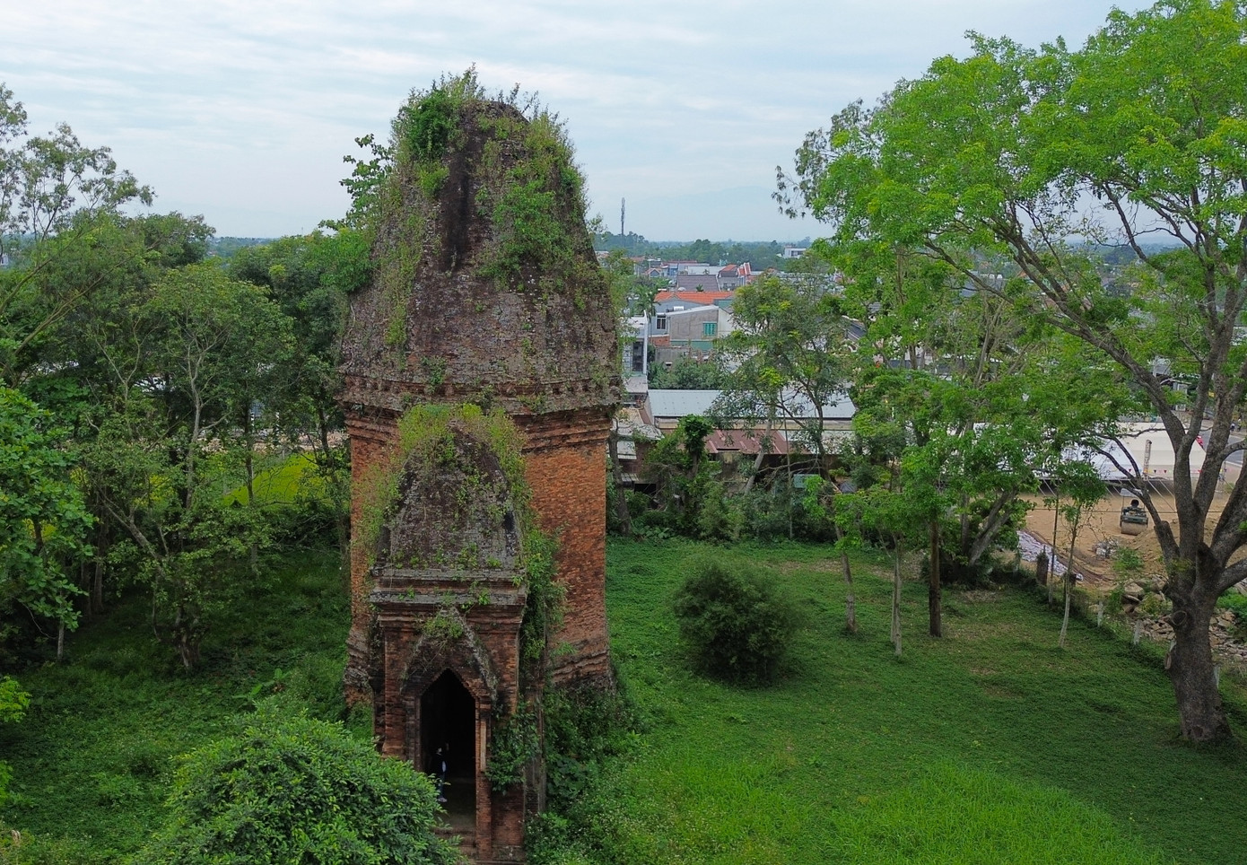 Nhìn tổng thể, Tháp Bằng An mang hình linga nằm giữa không gian rộng thoáng. Linga biểu tượng của thần Siva, nơi đây dùng làm nơi thờ cúng và tế lễ của người Chăm.