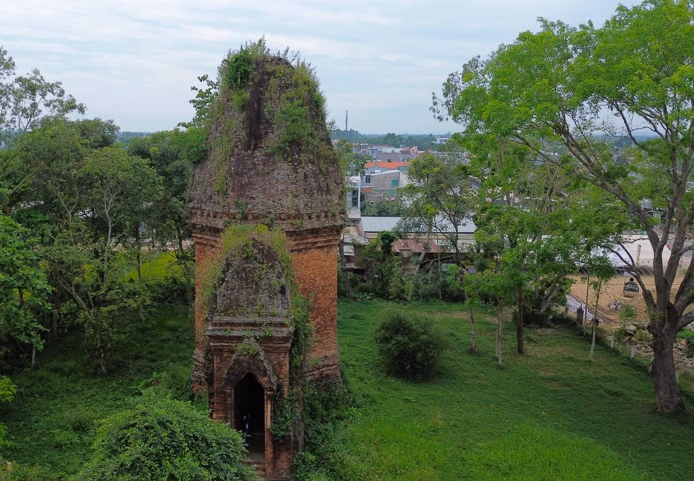 Nhìn tổng thể, Tháp Bằng An mang hình linga nằm giữa không gian rộng thoáng. Linga biểu tượng của thần Siva, nơi đây dùng làm nơi thờ cúng và tế lễ của người Chăm.