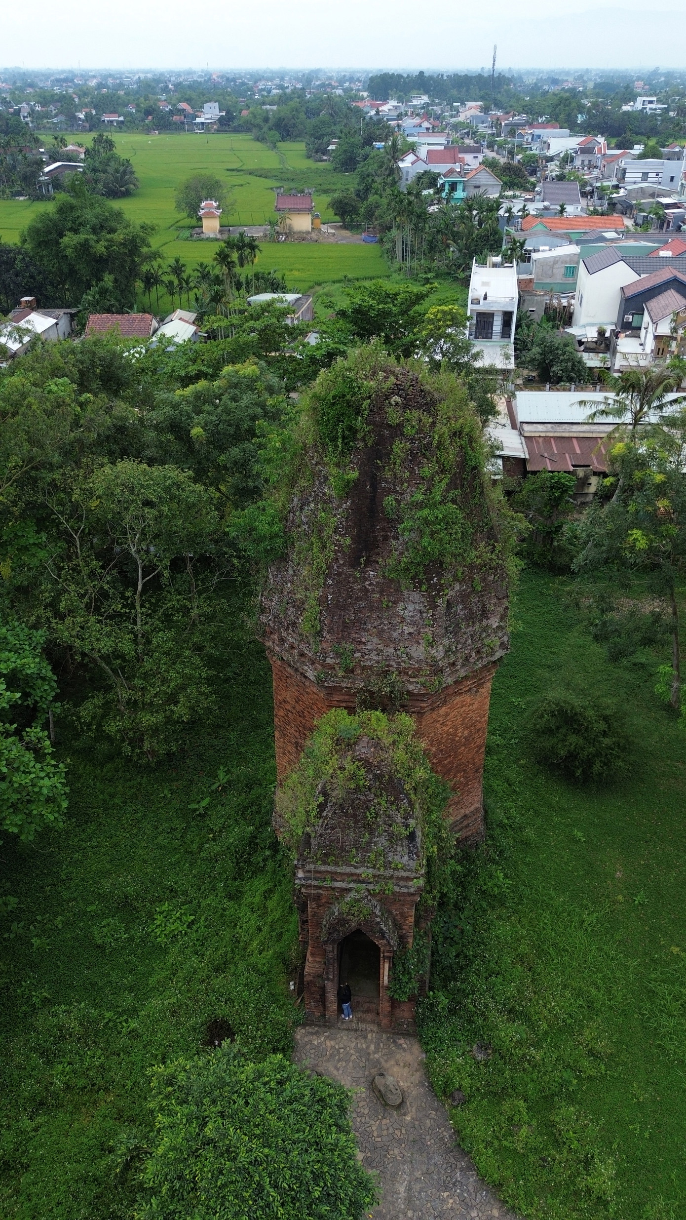 Tháp Bằng An tọa lạc tại xã Điện An, huyện Điện Bàn, tỉnh Quảng Nam, cách thành phố Đà Nẵng khoảng 30 km, cách đô thị cổ Hội An khoảng 14 km và cách quốc lộ 1 khoảng 1,2 km.