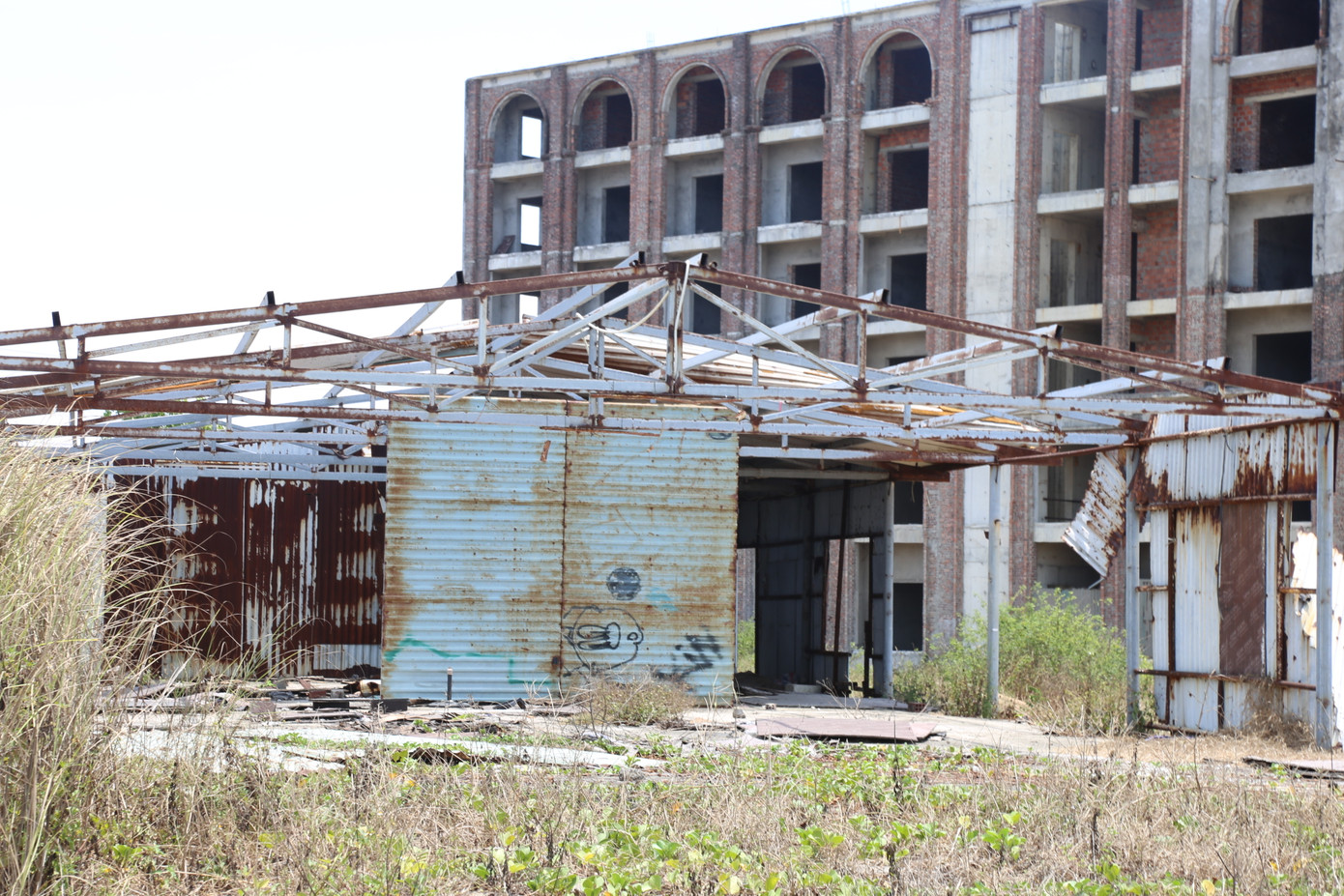 Dự án không có người thi công, được bao quanh 3 phía bởi hàng rào bê tông và tôn, phía còn lại giáp biển không được che chắn. Dự án không có người thi công, được bao quanh 3 phía bởi hàng rào bê tông và tôn, phía còn lại giáp biển không được che chắn.