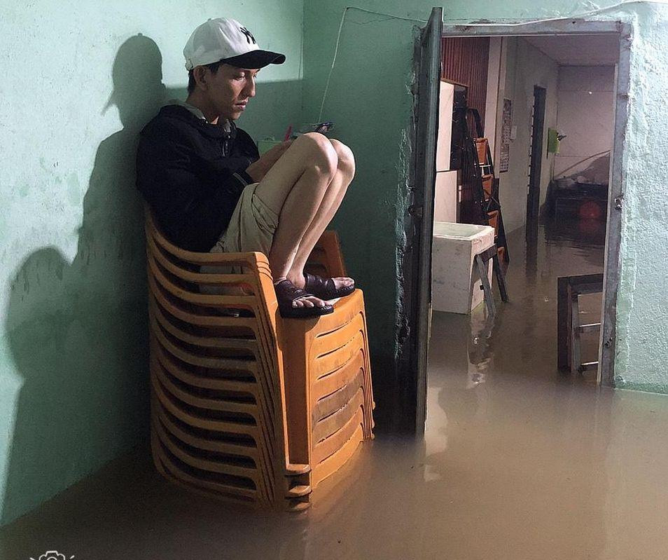 Nước tràn vào nhanh và dâng cao.