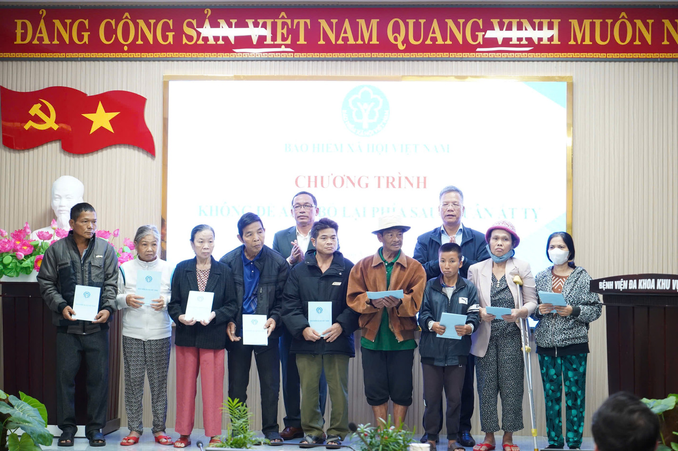 Tặng quà cho 30 bệnh nhân có hoàn cảnh khó khăn tại Bệnh viện Đa khoa khu vực Quảng Nam.