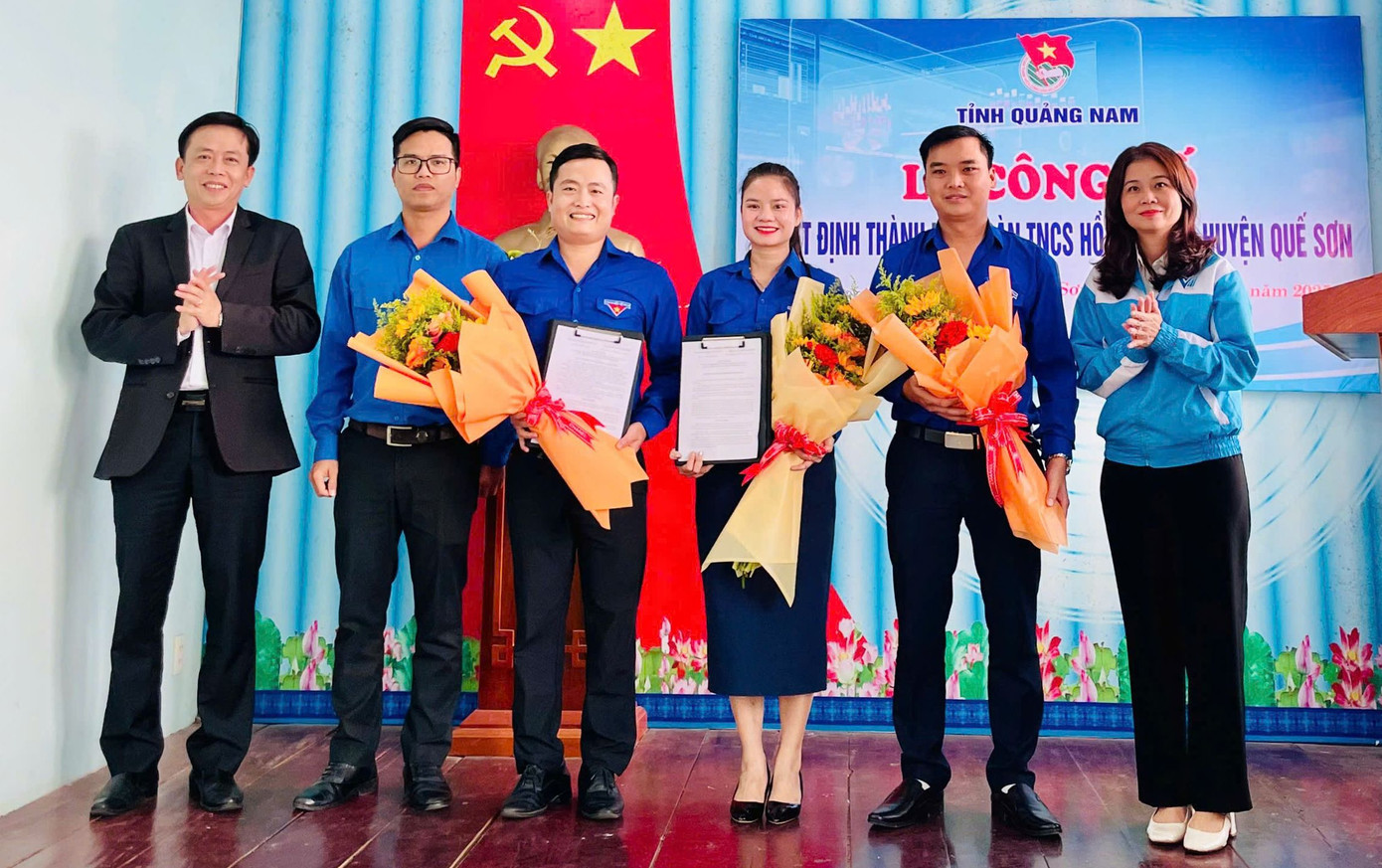 Lãnh đạo huyện Quế Sơn và Bí thư Tỉnh Đoàn Quảng Nam chúc mừng Bí thư, Phó Bí thư lâm thời Huyện Đoàn Quế Sơn. Lãnh đạo huyện Quế Sơn và Bí thư Tỉnh Đoàn Quảng Nam chúc mừng Bí thư, Phó Bí thư lâm thời Huyện Đoàn Quế Sơn.