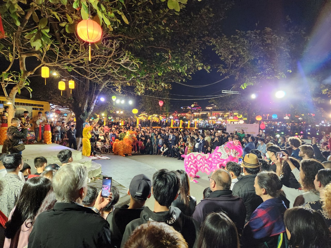 Không pháo hoa, Hội An vẫn thu hút rất đông du khách đổ về.