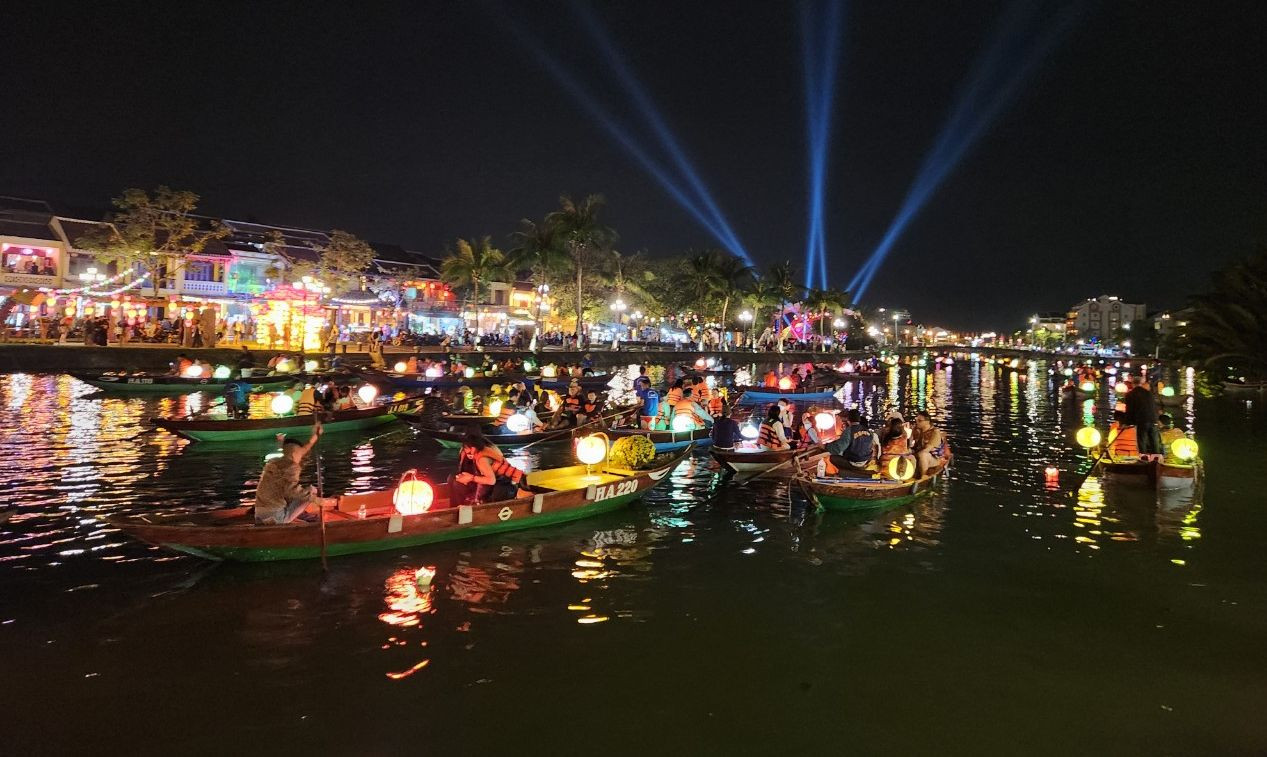 Sông Hoài phố Hội lung linh trong ánh đèn lồng.