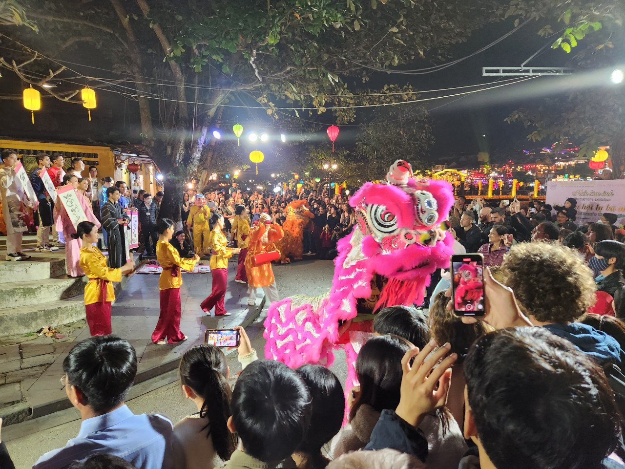 Trình diễn múa lân, hát rước sắc bùa phục vụ người dân và du khách trước thời khắc chuyển giao năm mới Quý Mão 2023.