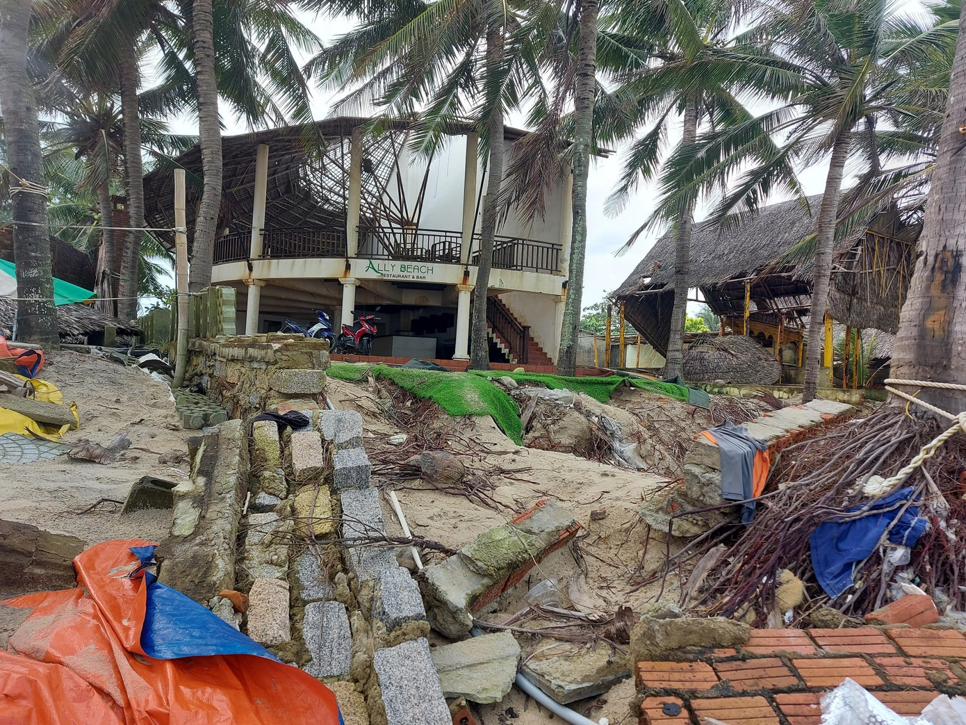 Dãy nhà hàng ven biển Cửa Đại nguy cơ "xoá sổ" do xói lở. Ảnh H. Văn