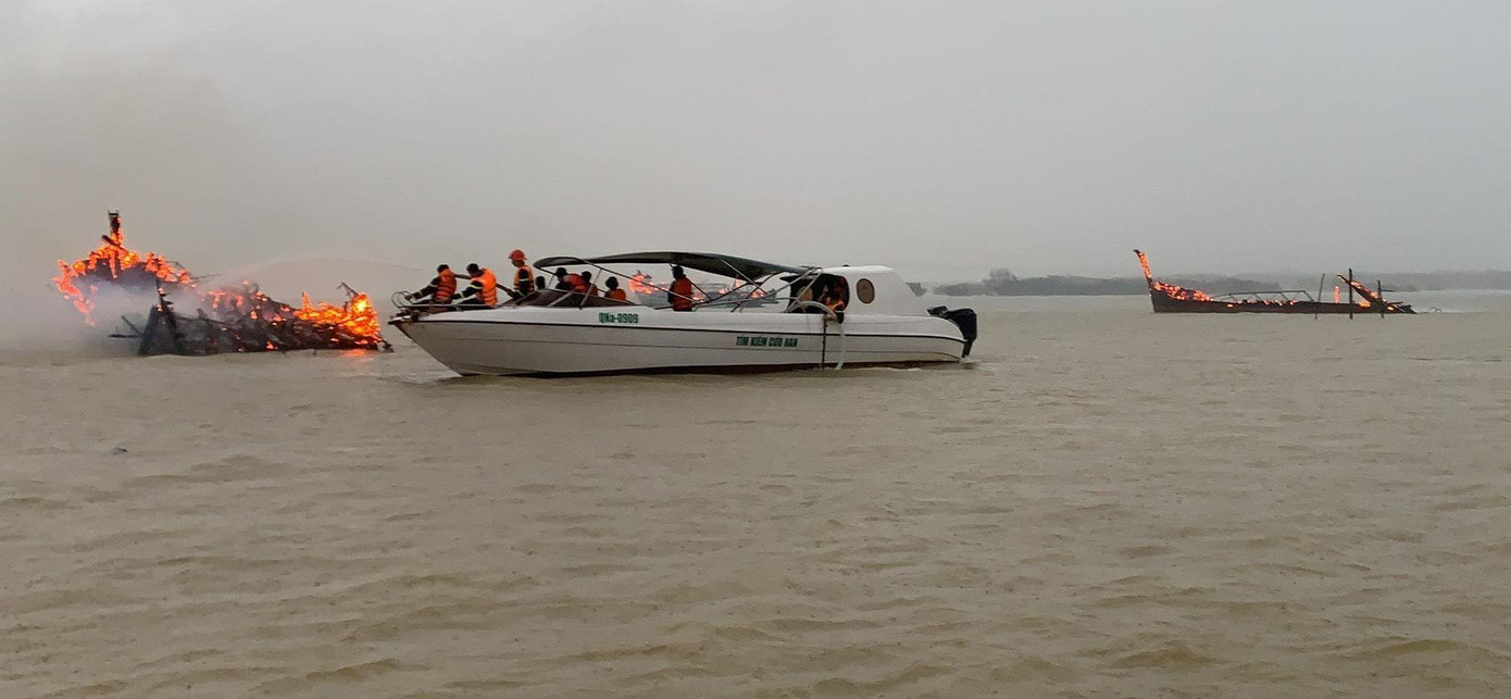 Nhiều tàu, ca nô du lịch bốc cháy.