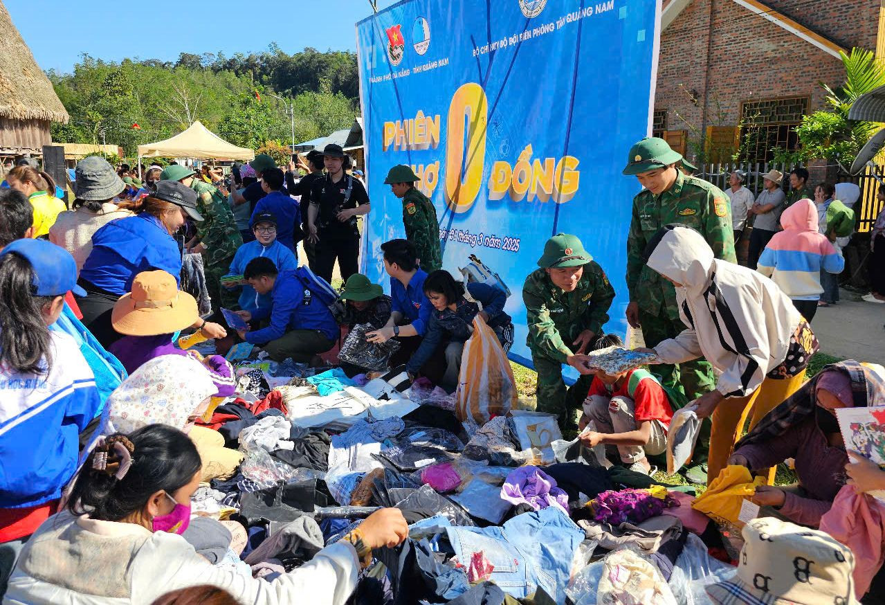 Phiên chợ 0 đồng thu hút đông đảo bà con tham gia. Phiên chợ 0 đồng thu hút đông đảo bà con tham gia.