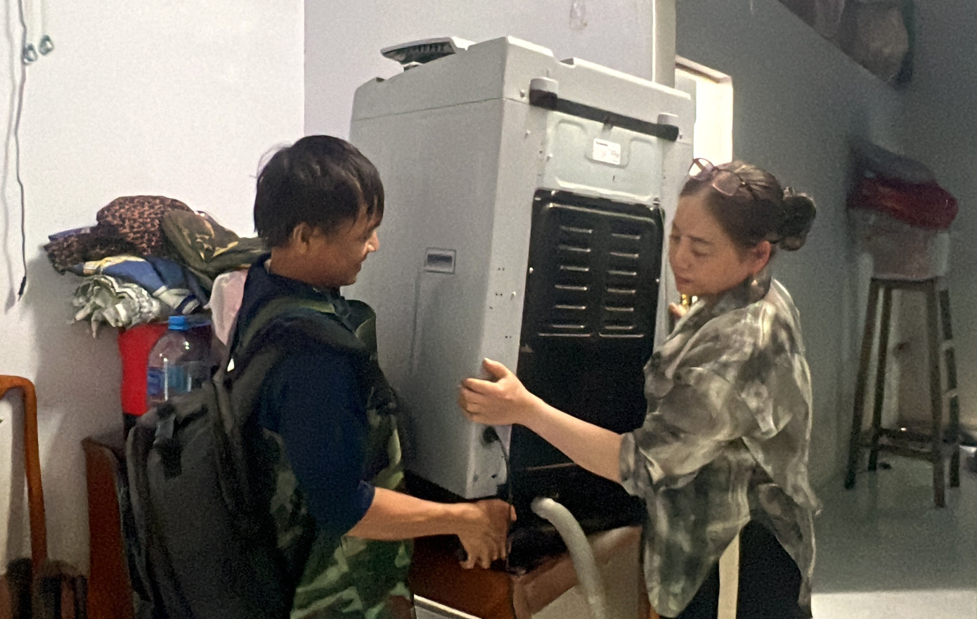 Người dân kê dọn đồ đạc phòng mưa lũ tấn công.