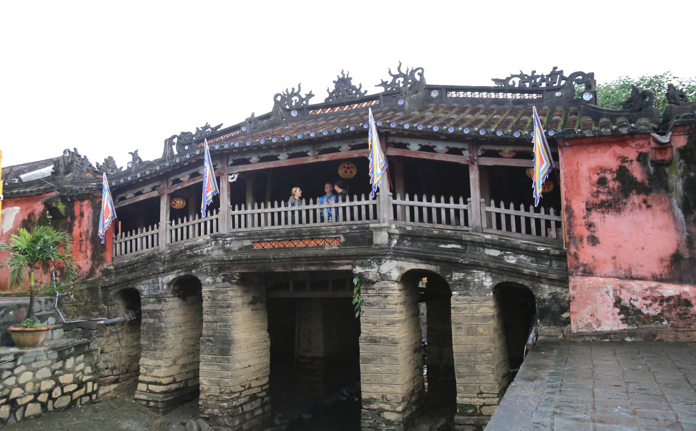 Hiện phần mố trụ phía dưới cầu hiện được chống đỡ bằng một số thanh gỗ. Khi trùng tu sẽ gia cố bơm keo, vữa vào các vết nứt, nạo vét bùn, vệ sinh và đổ bê tông gia cố móng.