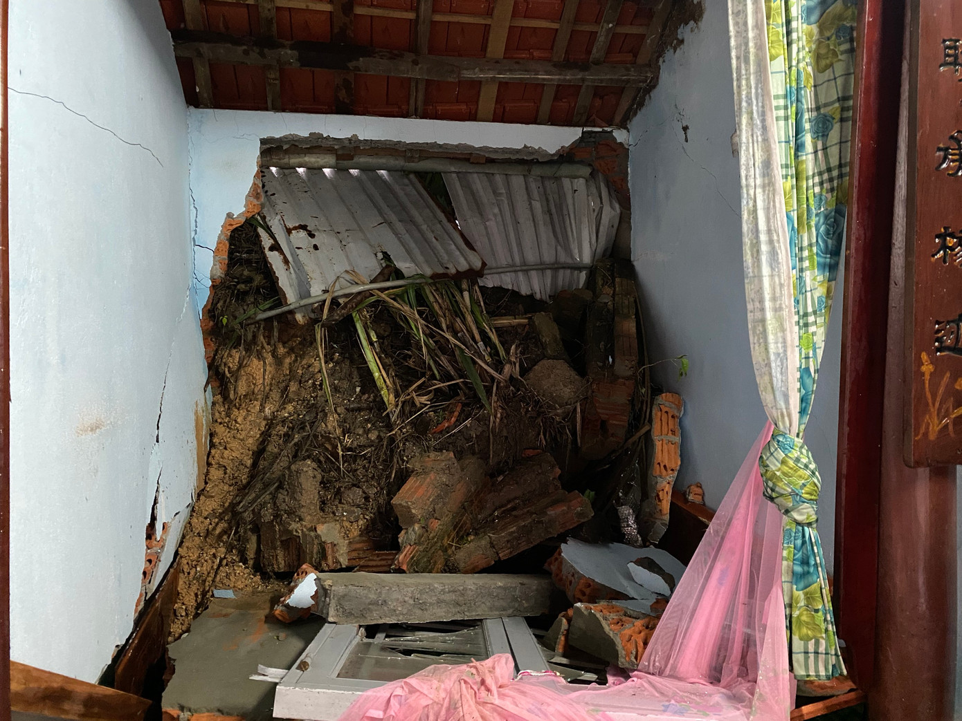 Đất đá tràn vào nhà làm sập tường, hư hỏng nhiều đồ đạc.