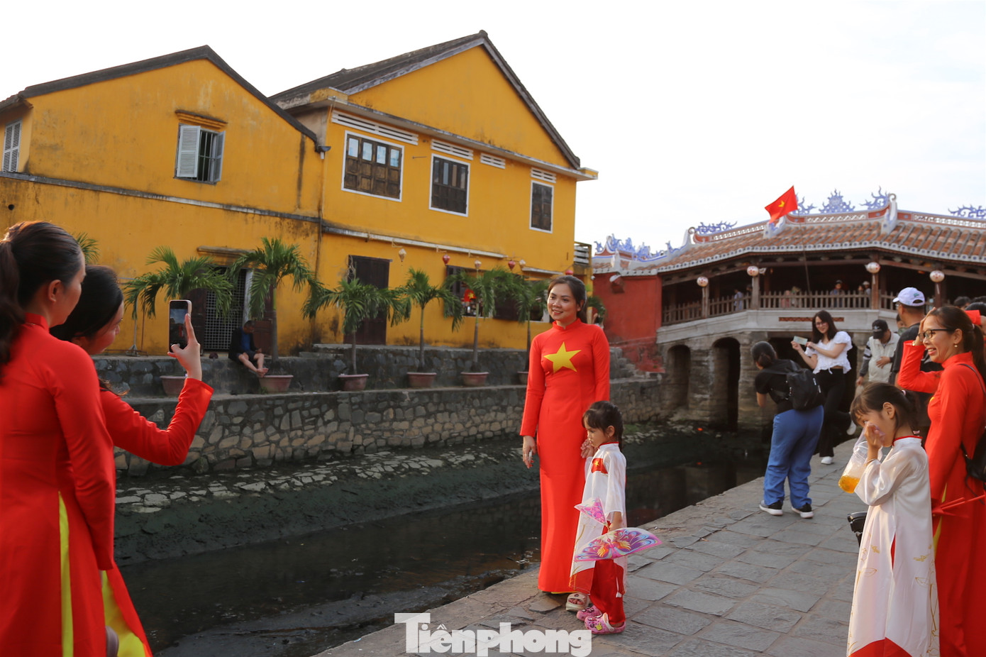 Các điểm tham quan như di tích Chùa Cầu, cầu An Hội ken dày du khách. Các tuyến đường Trần Phú, Bạch Đằng, Nguyễn Thái Học… có thời điểm rất đông, dòng người nhích từng chút. Ảnh: Hoài Văn