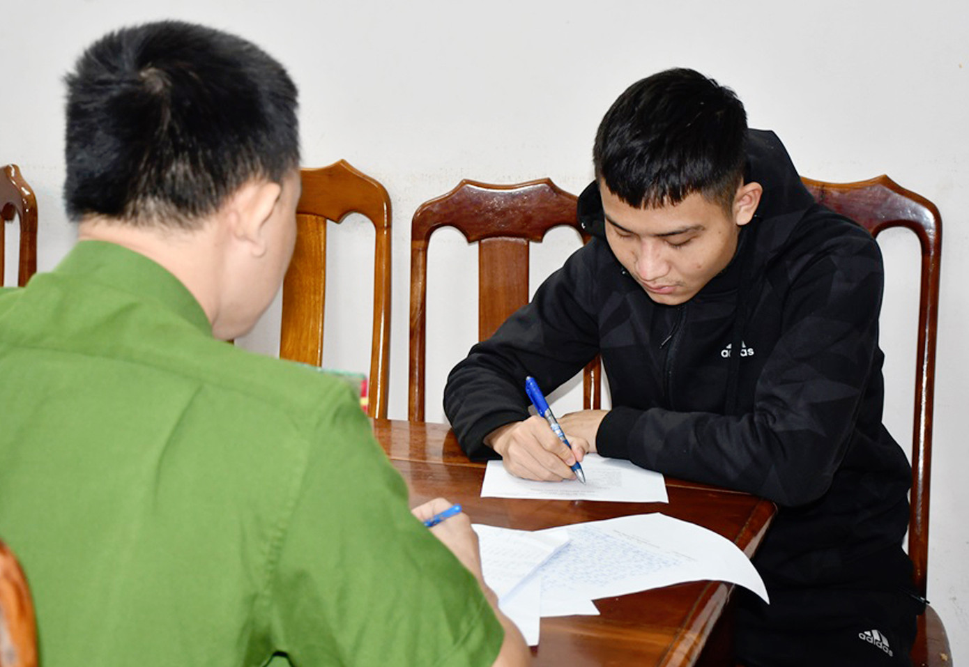 Các đối tượng trong đường dây cho vay nặng lãi vừa bị tạm giữ. Ảnh CA Các đối tượng trong đường dây cho vay nặng lãi vừa bị tạm giữ. Ảnh CA