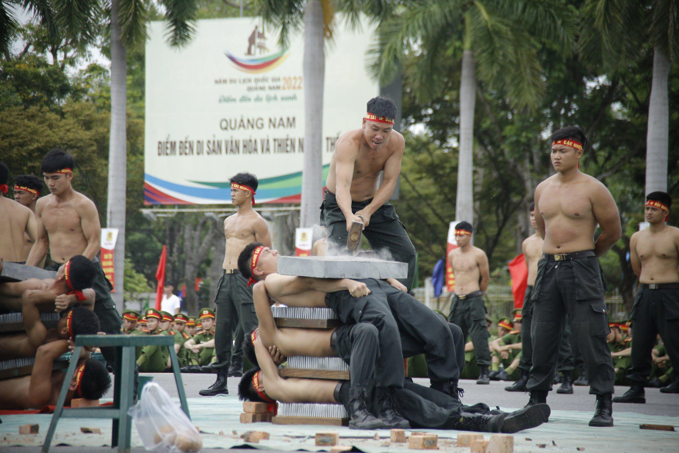 Thót tim màn trình diễn chiến sĩ nằm chồng lên nhau phá đá trên bụng.