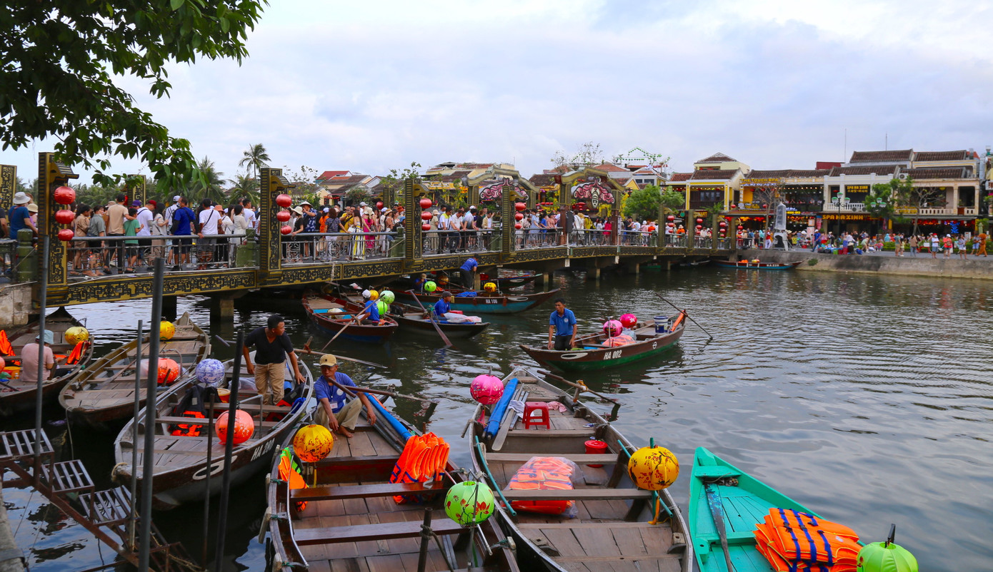 Trên bến dưới thuyền đều rộn ràng.