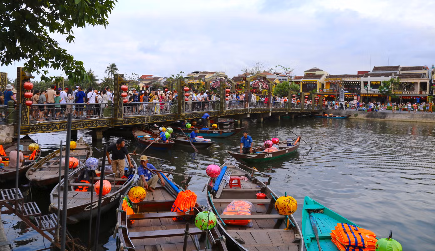 Trên bến dưới thuyền đều rộn ràng.