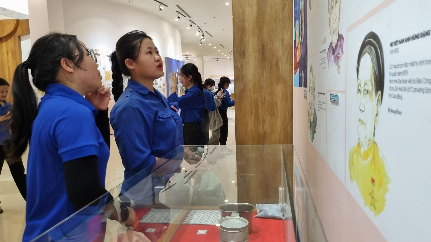 Bạn trẻ tham quan, tìm hiểu kỷ vật tại không gian trưng bày. Bạn trẻ tham quan, tìm hiểu kỷ vật tại không gian trưng bày.