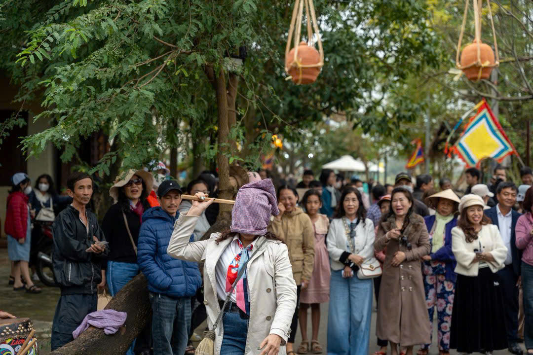 Du khách hào hứng tham gia các hoạt động trải nghiệm tại lễ hội.