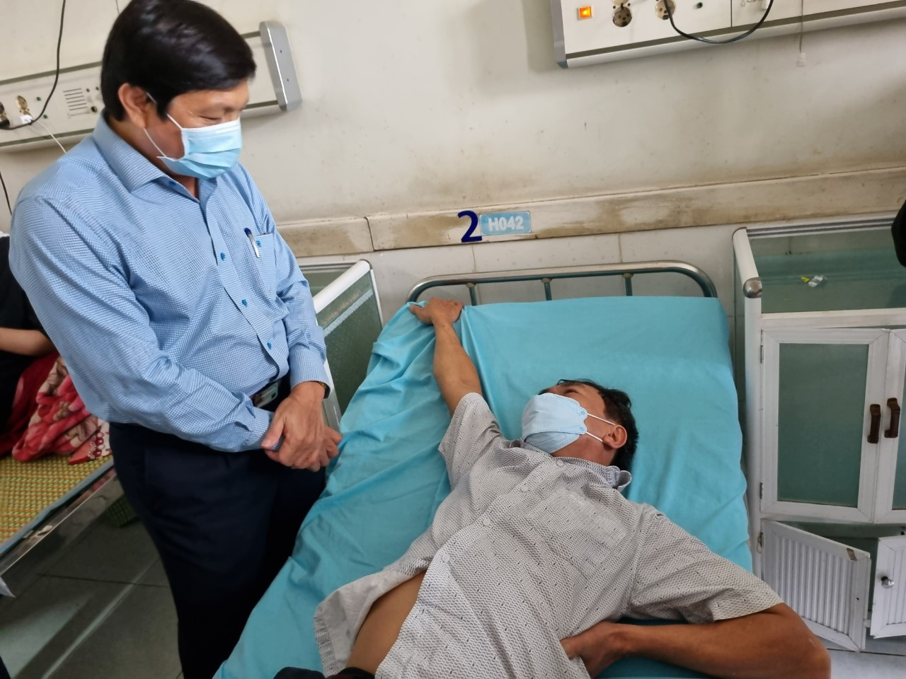 Ông Dương Ngọc Kỳ (nằm) điều trị tại Khoa Ngoại chấn thương, BV Đa khoa Trung ương Quảng Nam. Ông Dương Ngọc Kỳ (nằm) điều trị tại Khoa Ngoại chấn thương, BV Đa khoa Trung ương Quảng Nam.