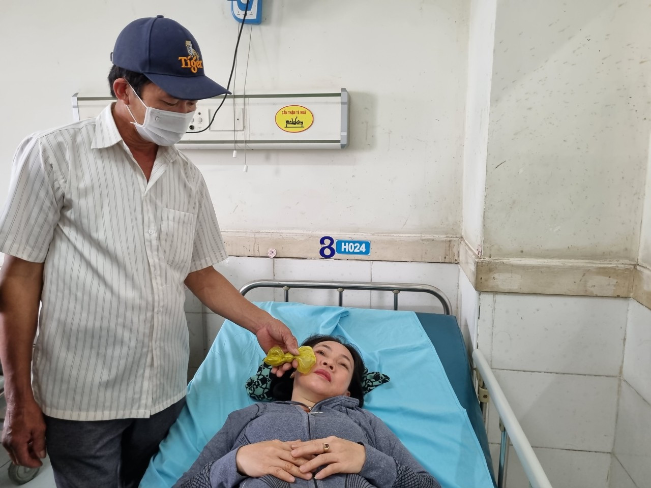 Người thân chăm sóc nạn nhân điều trị tại bệnh viện. Người thân chăm sóc nạn nhân điều trị tại bệnh viện.