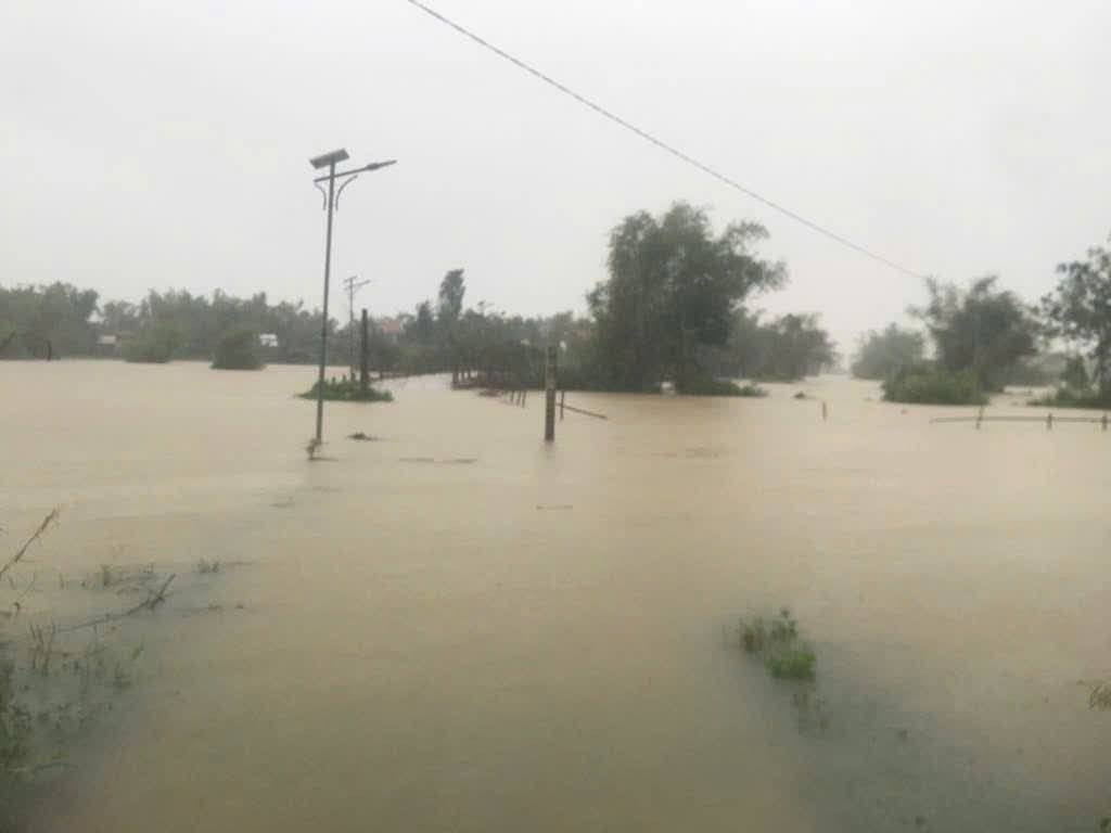 Nhiều tuyến đường ngập sâu trong nước lũ.