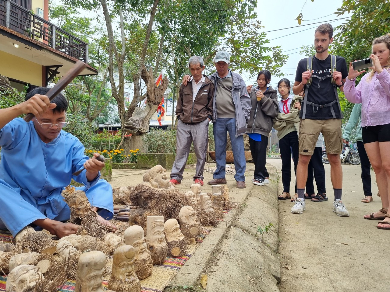 Nhiều du khách đến với lễ hội không khỏi trầm trồ khi chứng kiến bàn tay điêu luyện của nghệ nhân khắc tạo những tác phẩm độc đáo.