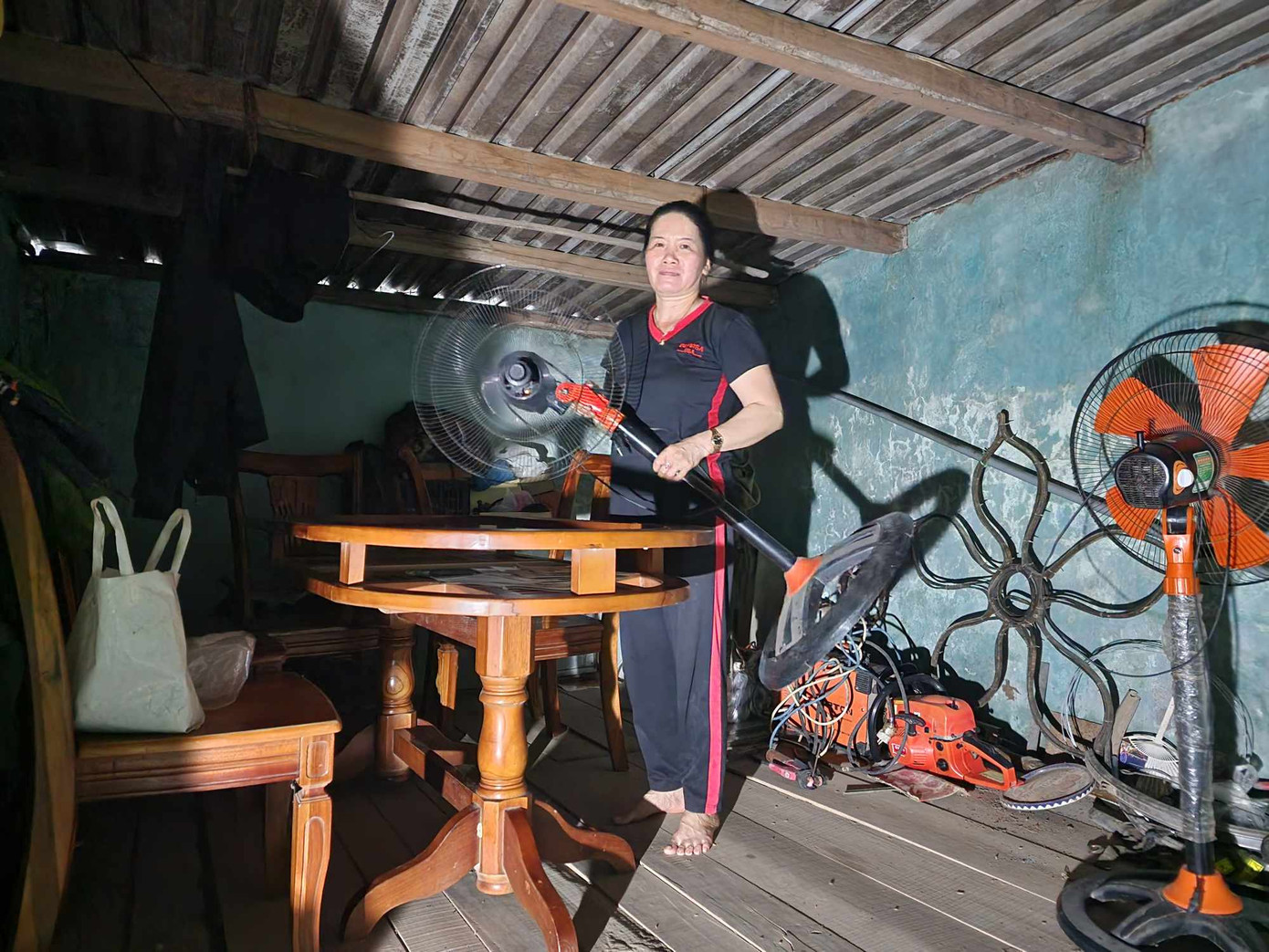 Khẩn trương đưa đồ lên gác. Khẩn trương đưa đồ lên gác.