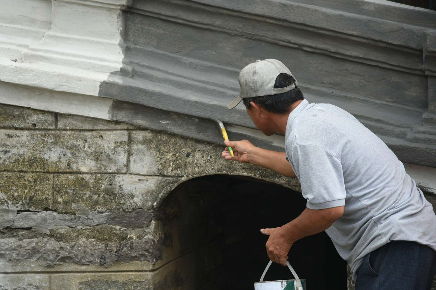 Quét lớp màu lần 2 tại thành Chùa Cầu.