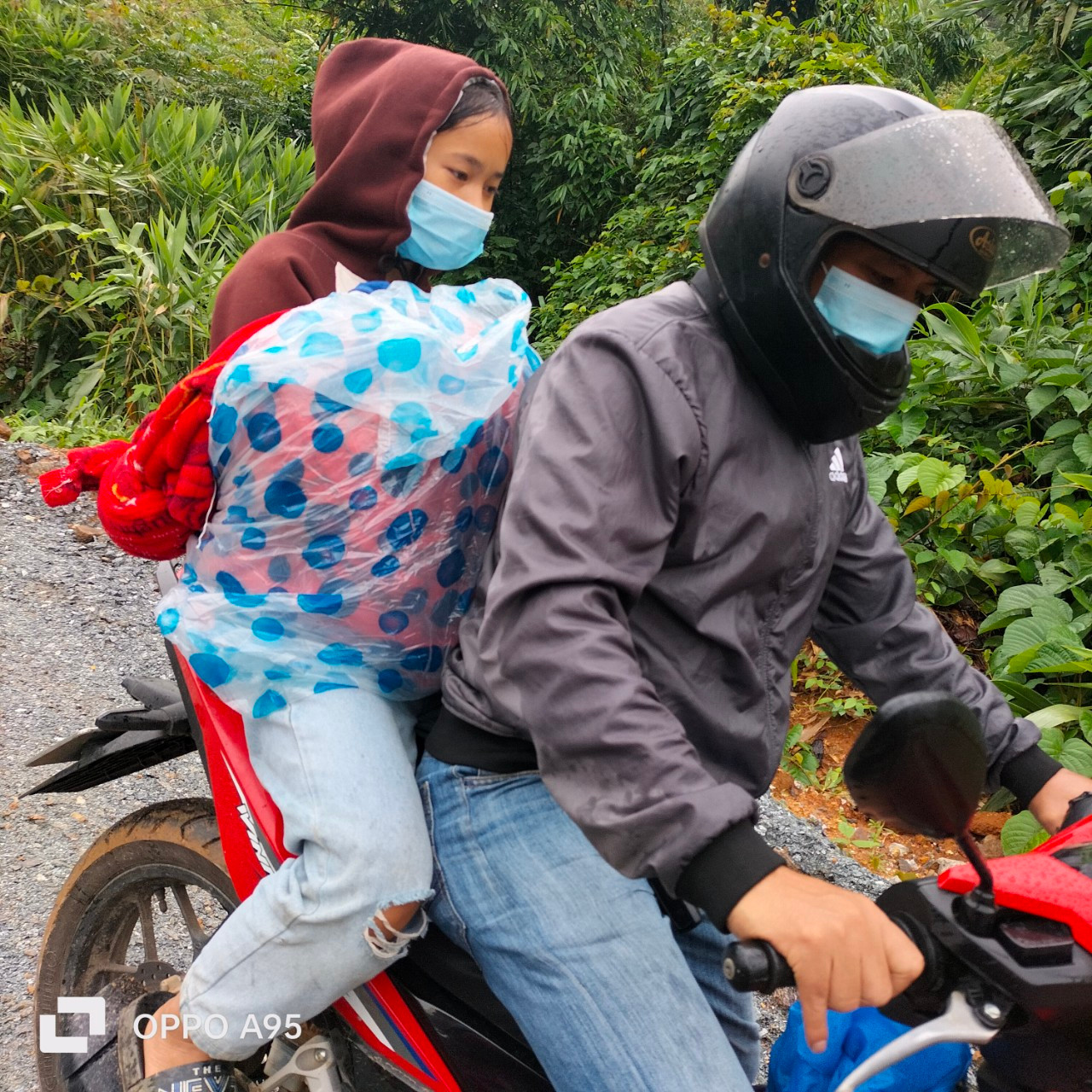 Người dân và cán bộ trạm y tế xã thay phiên nhau khiêng, chở bệnh nhân đến nơi cấp cứu do đường núi xe ô tô không thể vào. Người dân và cán bộ trạm y tế xã thay phiên nhau khiêng, chở bệnh nhân đến nơi cấp cứu do đường núi xe ô tô không thể vào.