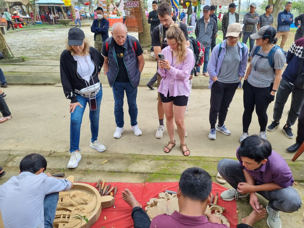 Hoạt động trình diễn tác phẩm thu hút sự quan tâm của du khách