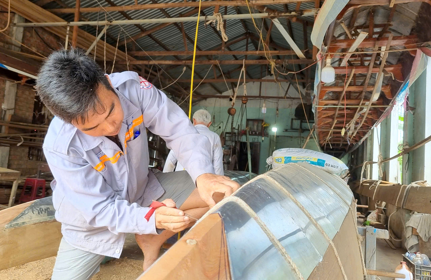 Vật liệu chính tạo nên chiếc ghe đua là gỗ và nhôm. Các công đoạn đều phải kì công, tỉ mỉ. Vật liệu chính tạo nên chiếc ghe đua là gỗ và nhôm. Các công đoạn đều phải kì công, tỉ mỉ.