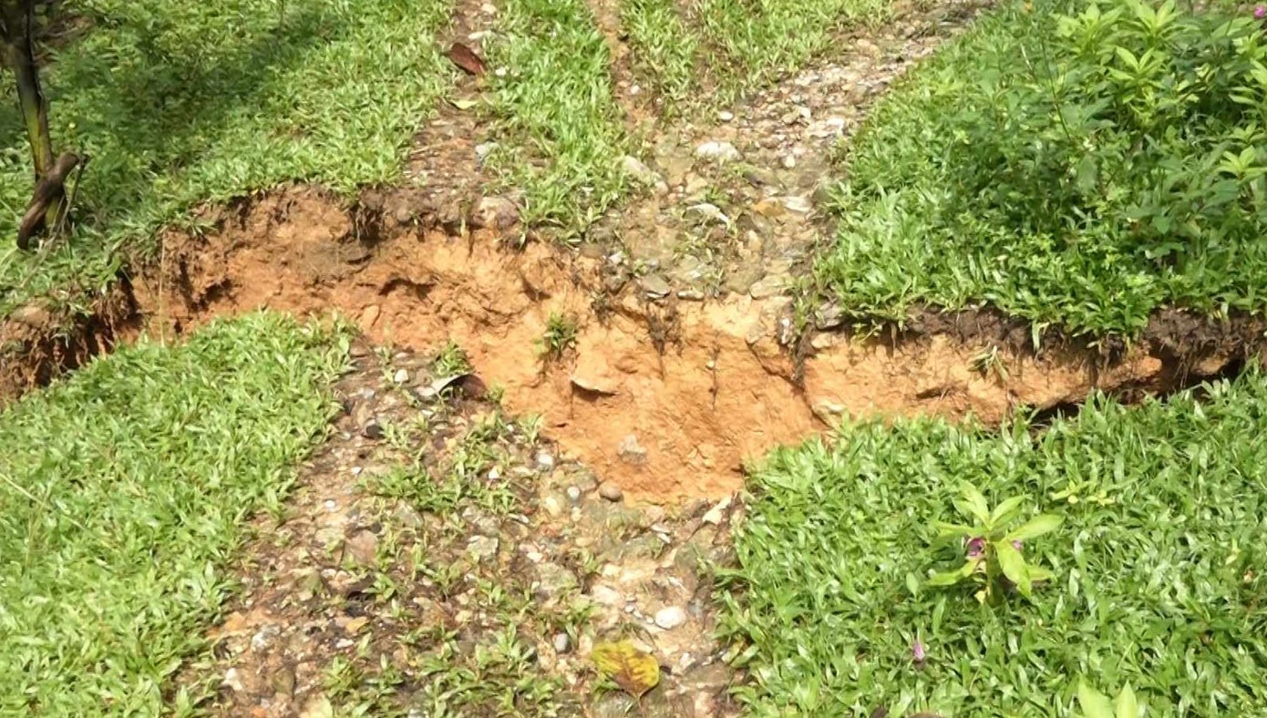 Vết nứt lớn xuất hiện sau mưa ở xã Trà Bui, huyện Bắc Trà My, Quảng Nam. Ảnh Tú Vân