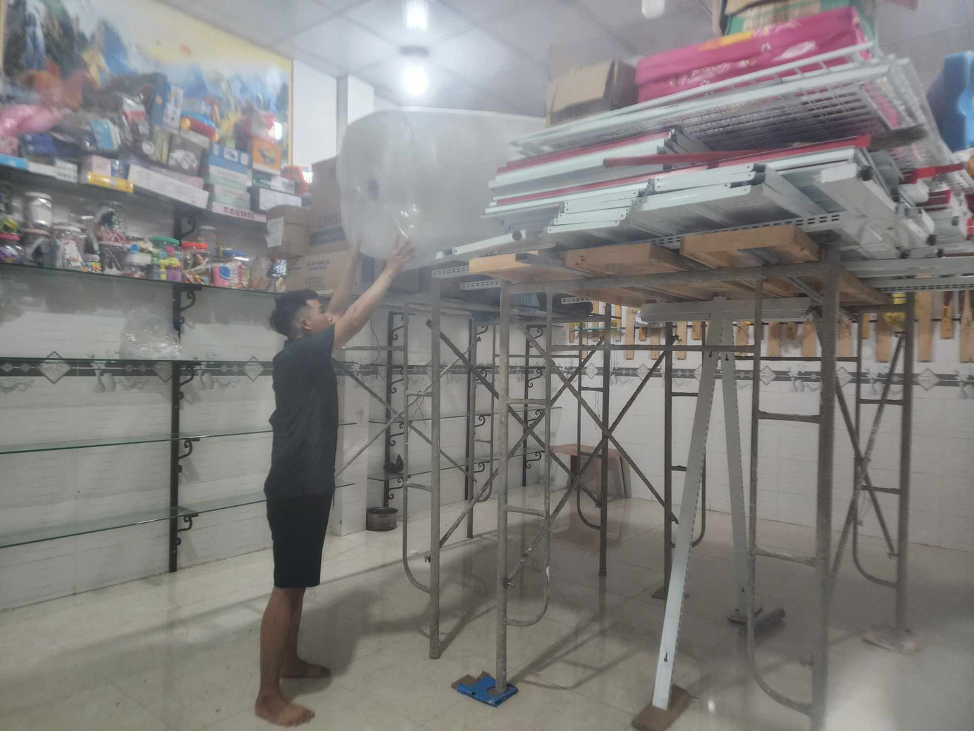 Đồ đạc được kê lên cao tránh lũ. Đồ đạc được kê lên cao tránh lũ.