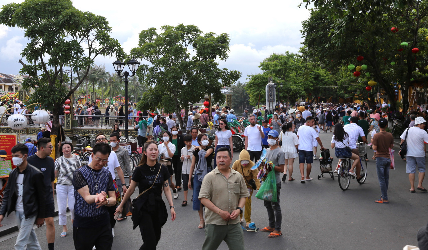 Ghi nhận của PV Tiền phong chiều 30/4, phố cổ Hội An chật kín người.