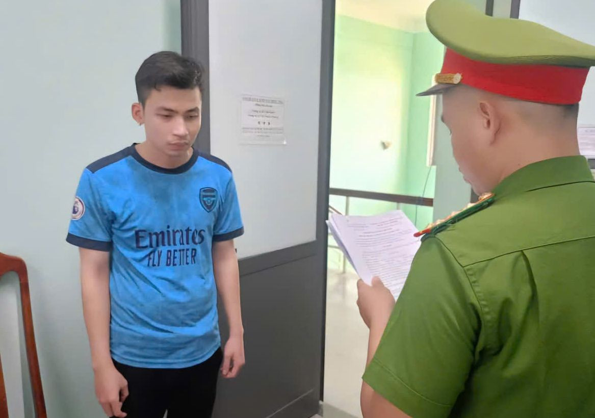 Công an thực hiện lệnh bắt tạm giam đối với Lê Văn Tú. Ảnh CA