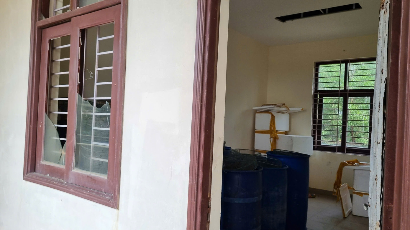 Hình ảnh khu nhà điều hành bỏ không nhiều năm dẫn đến hư hỏng, xuống cấp. Hình ảnh khu nhà điều hành bỏ không nhiều năm dẫn đến hư hỏng, xuống cấp.