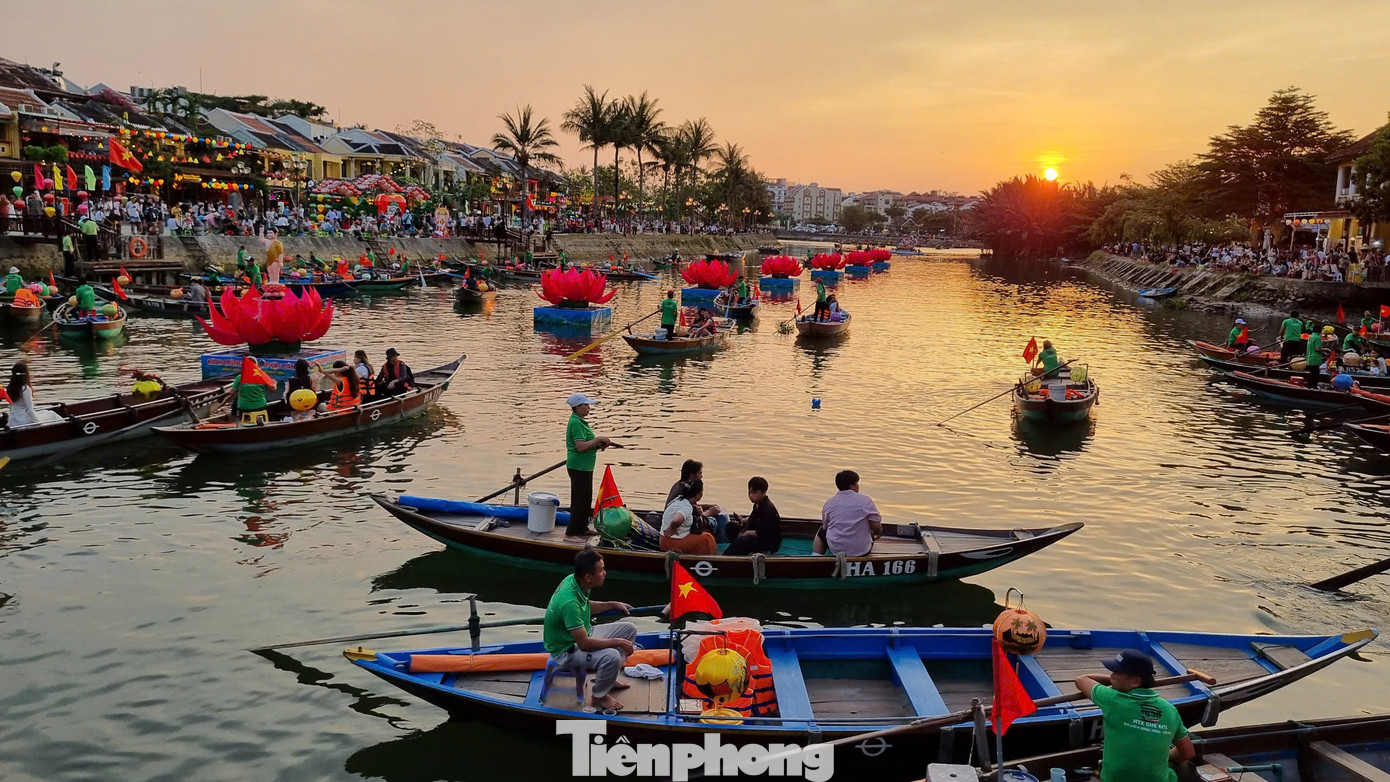 Khoảnh khắc bình yên, lãng mạn phố cổ Hội An khi mặt trời sắp lặn. Ảnh: Hoài Văn.