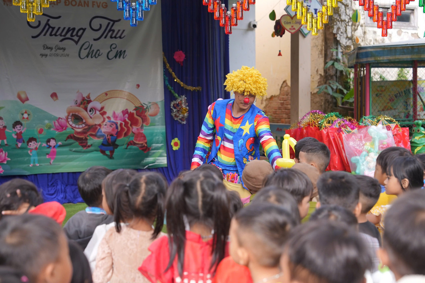 Các em nhỏ háo hức đón Tết Trung thu sớm.