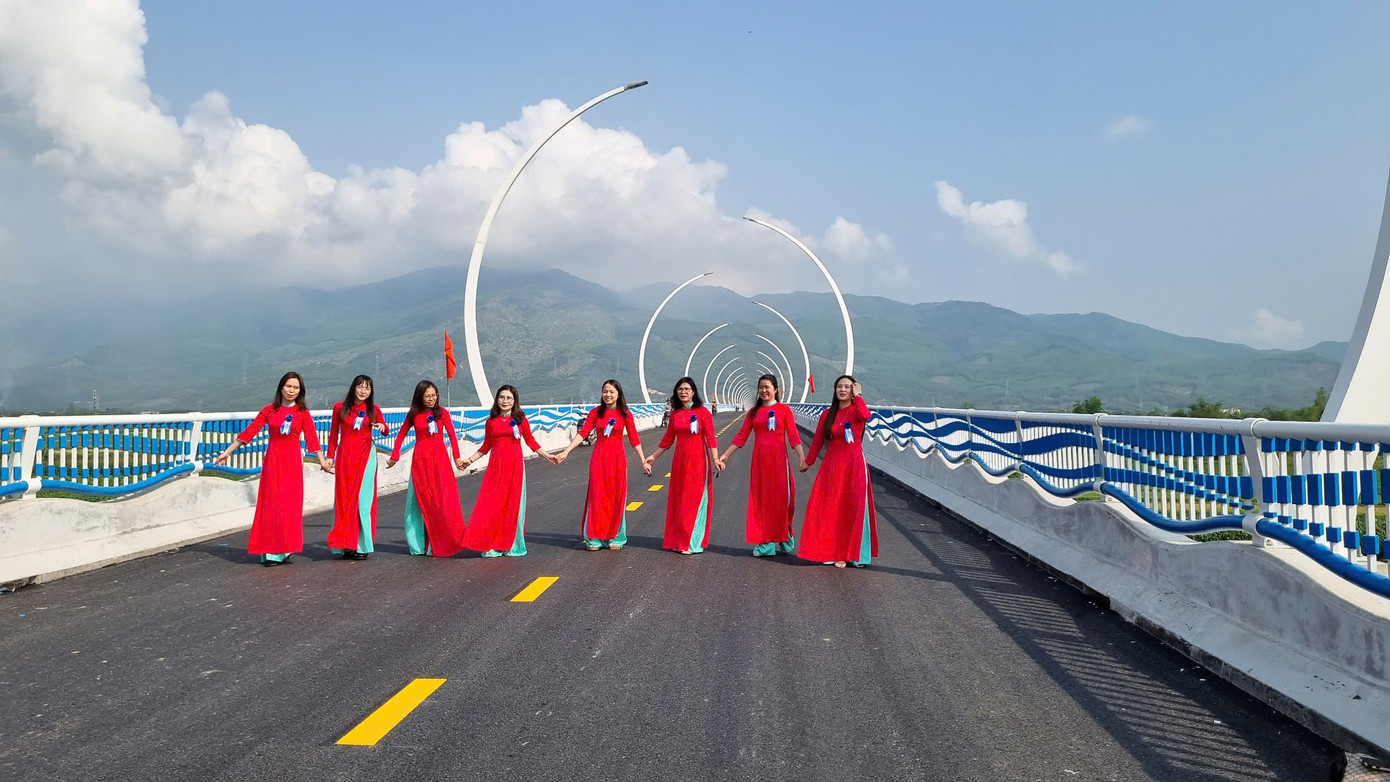 Người dân phấn khởi, chụp hình lưu niệm tại buổi lễ thông xe. Người dân phấn khởi, chụp hình lưu niệm tại buổi lễ thông xe.