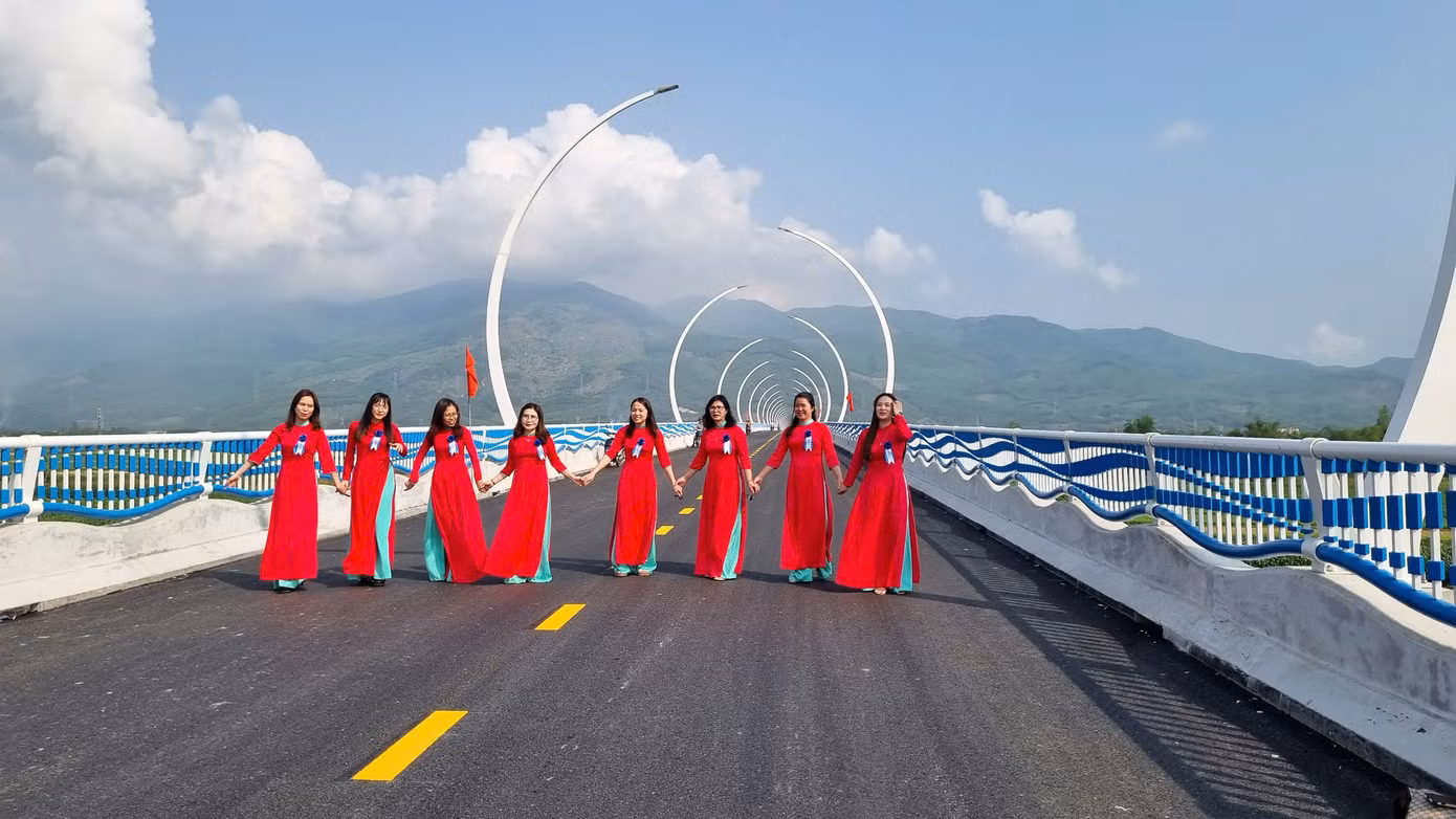 Người dân phấn khởi, chụp hình lưu niệm tại buổi lễ thông xe.