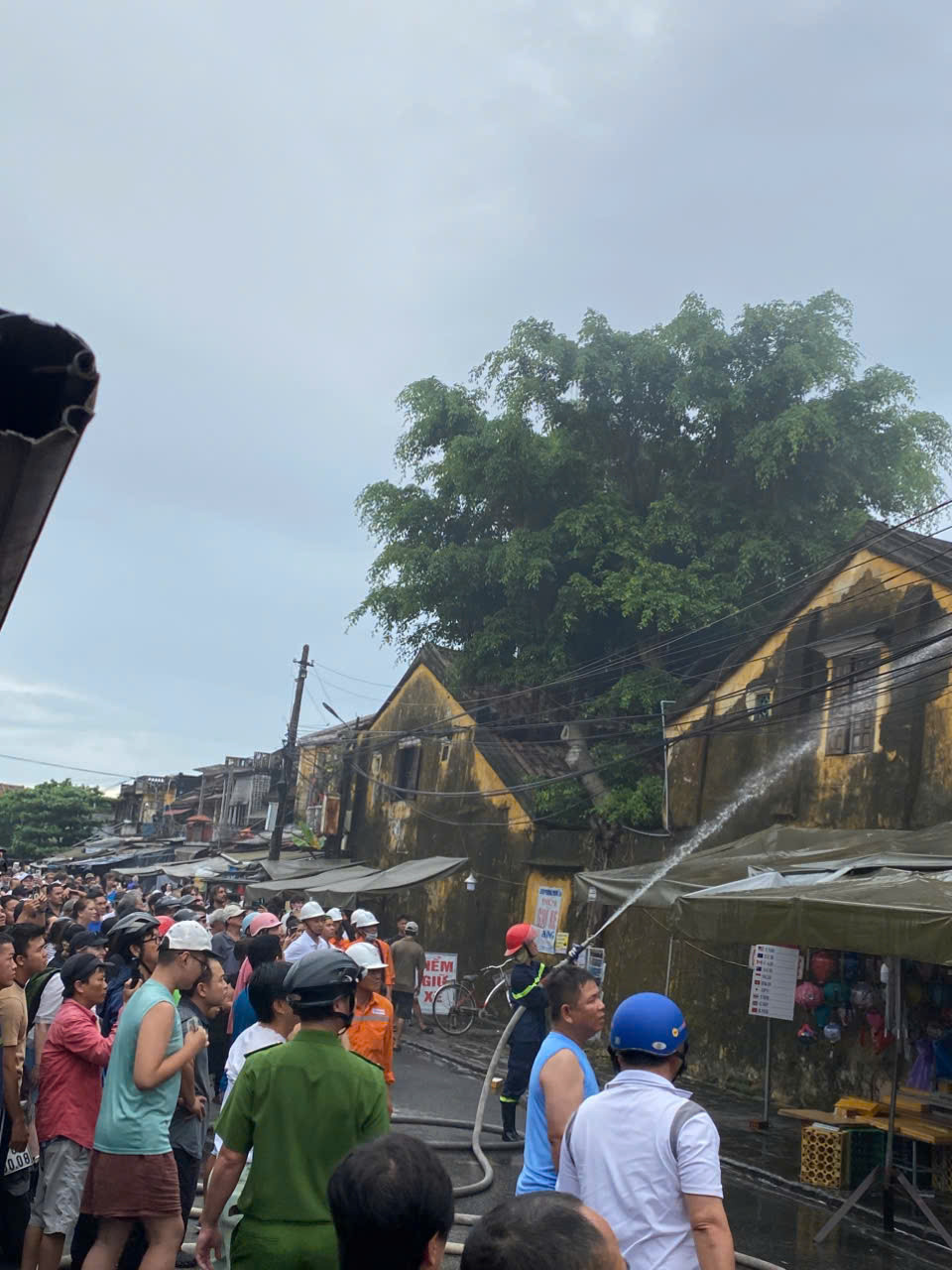 Lực lượng chức năng và người dân nỗ lực dập tắt đám cháy.