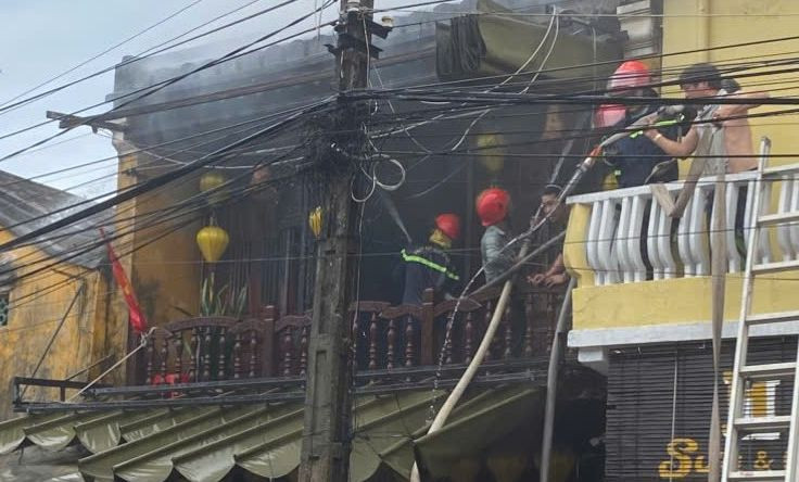 Lực lượng chức năng và người dân nỗ lực dập tắt đám cháy.