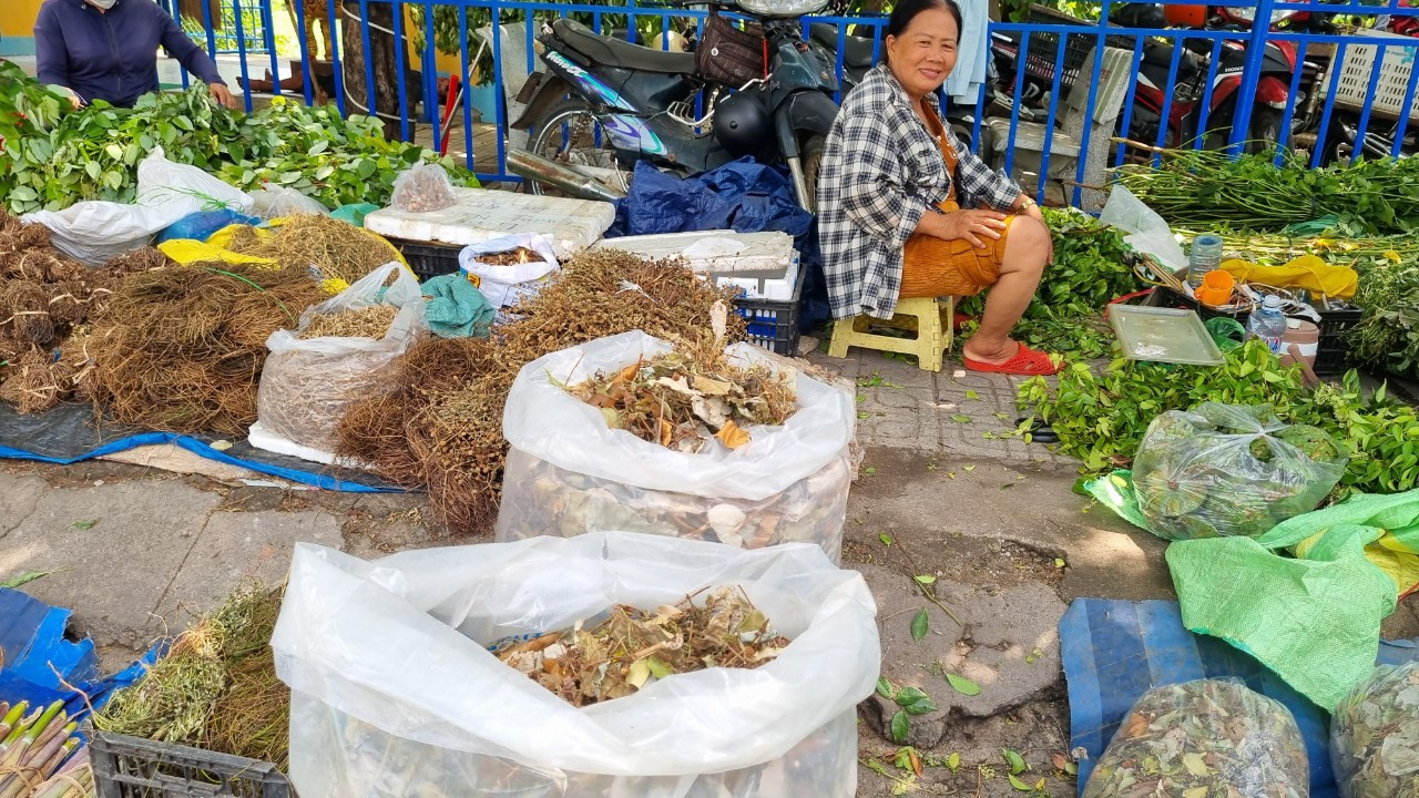 Theo quan niệm dân gian, vào đúng 12 giờ ngày 5/5 âm lịch là Tết 'diệt sâu bọ' (Tết Đoan Ngọ), nhiều người lấy nhiều loại lá rừng chặt nhỏ phơi khô làm nước uống có thể "chữa" được nhiều bệnh.