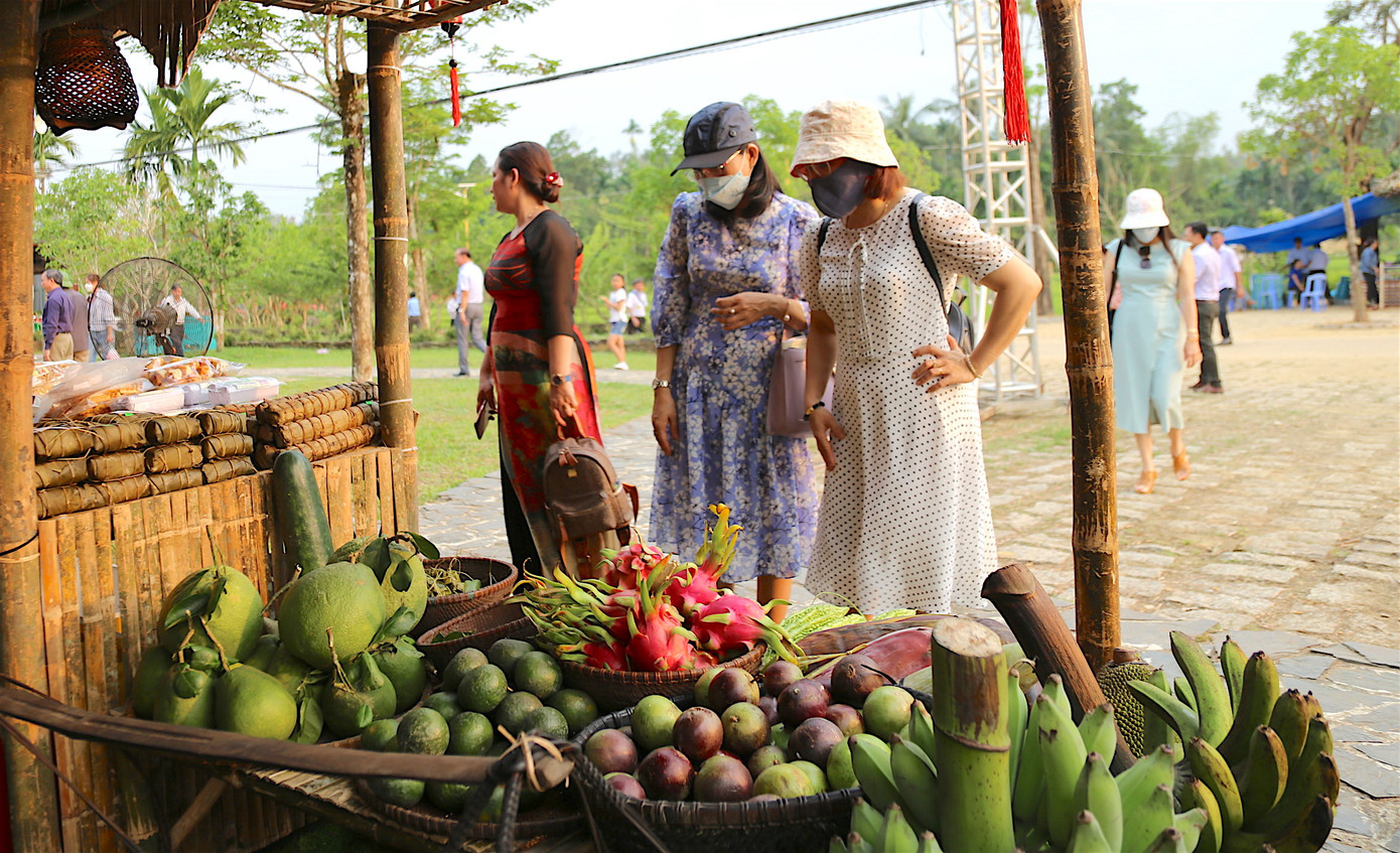 Thích thú với "vựa trái cây" phong phú vùng quê xứ Quảng.