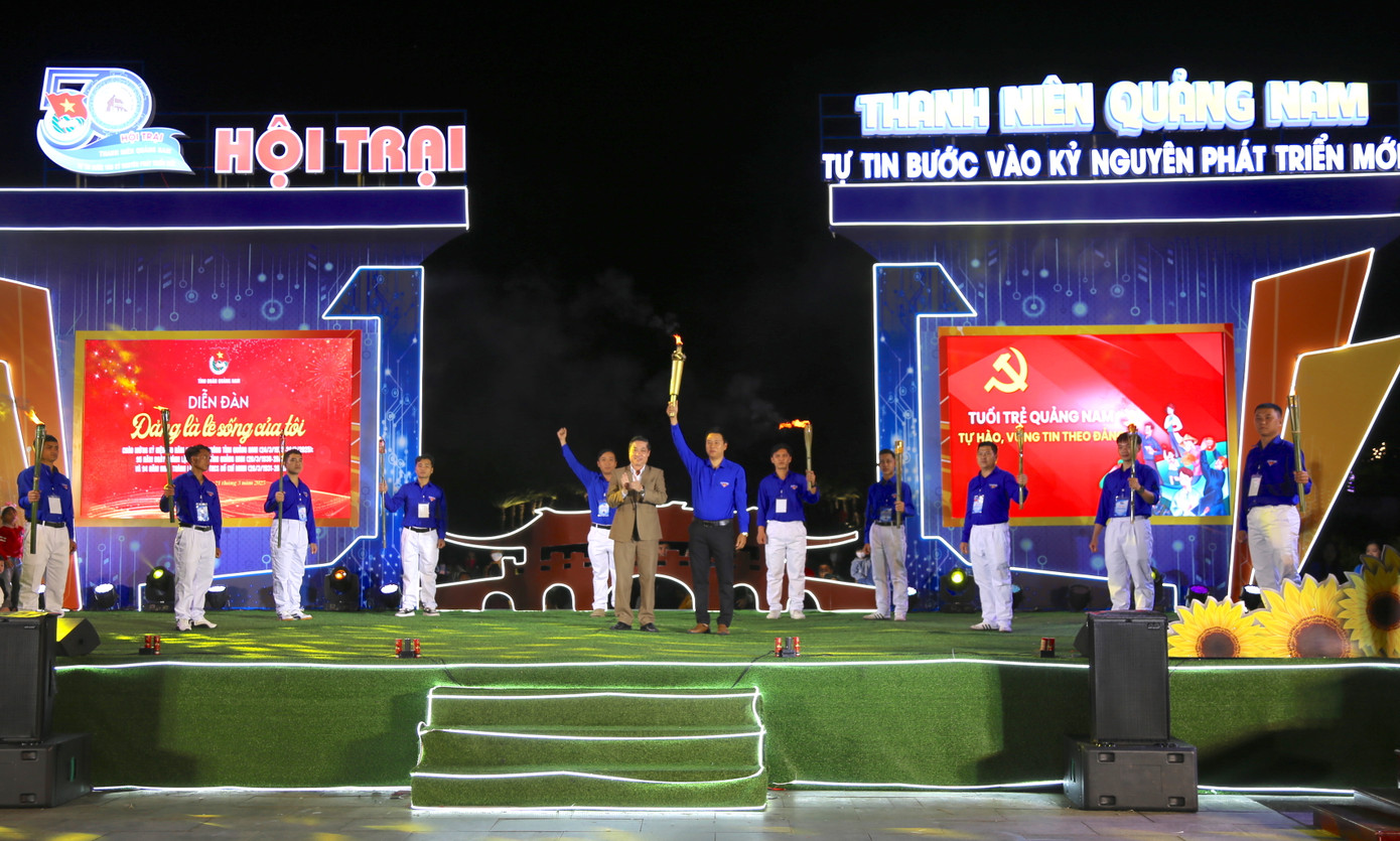 Hình ảnh ấn tượng của diễn đàn giao lưu tiếp lửa truyền thống. Hình ảnh ấn tượng của diễn đàn giao lưu tiếp lửa truyền thống.