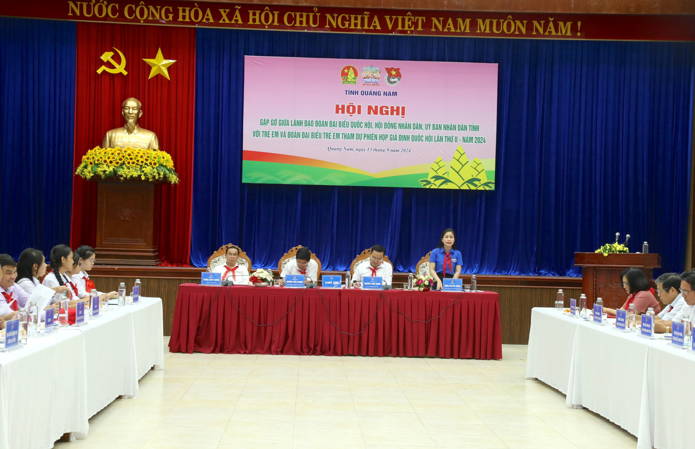 Các em học sinh nêu câu hỏi tới lãnh đạo tỉnh Quảng Nam. Các em học sinh nêu câu hỏi tới lãnh đạo tỉnh Quảng Nam.