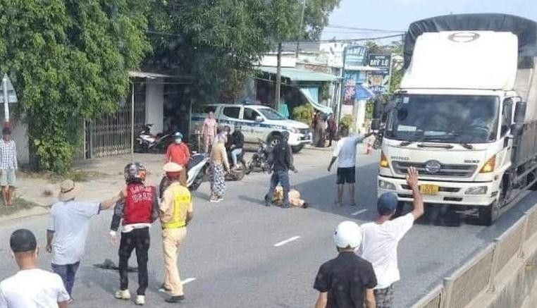 Cán bộ CSGT bị Sơn tông phải nhập viện.