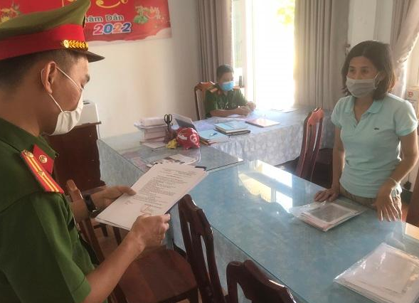 CQĐT tống đạt các quyết định tố tụng đối với Nguyễn Thị Hạnh.