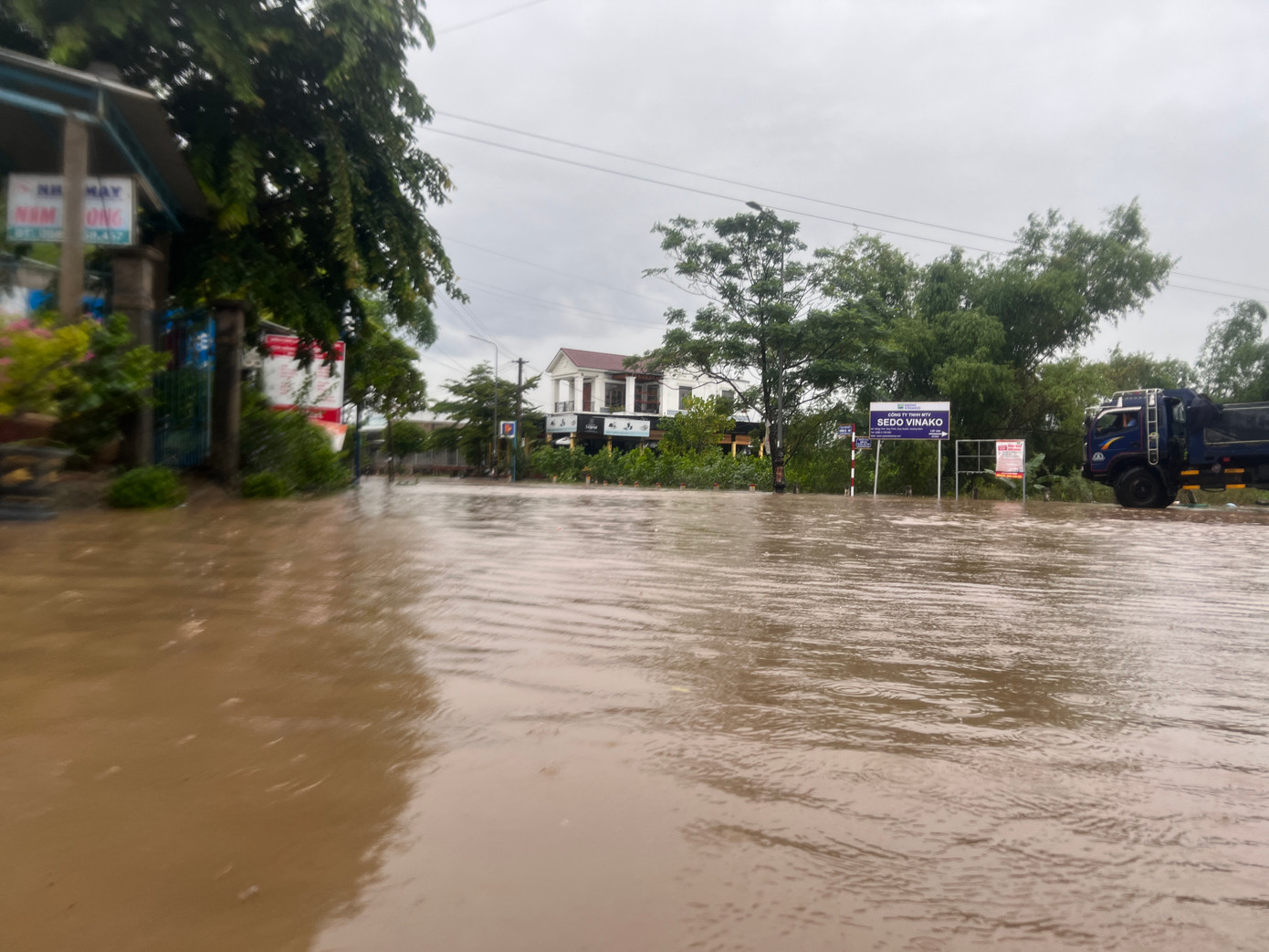 Quốc lộ 14H, đoạn qua xã Duy Sơn, huyện Duy Xuyên ngập sâu.